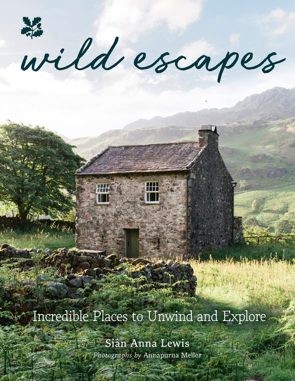 Бумажная книга «Wild Escapes. Incredible Places to Unwind and Explore», авторов Сиан Анна Льюис, National Trust Books - фото №1