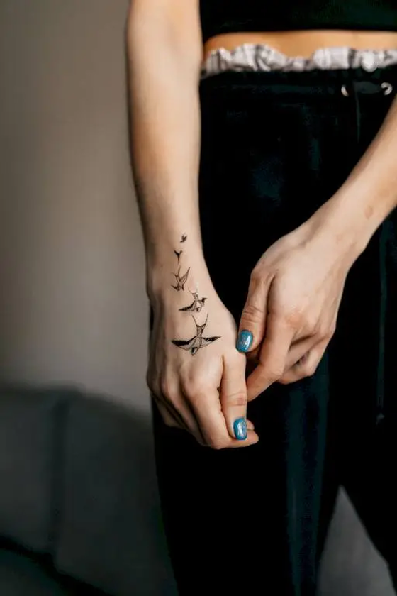  «Тимчасове тату Tattooshka Політ ластівки (T-118)», бренда Tattooshka - фото №1