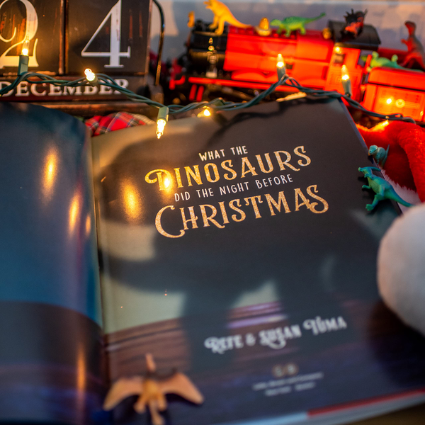 Бумажная книга «What the Dinosaurs Did the Night Before Christmas», авторов Рефе Тума, Сьюзен Тума - фото №1