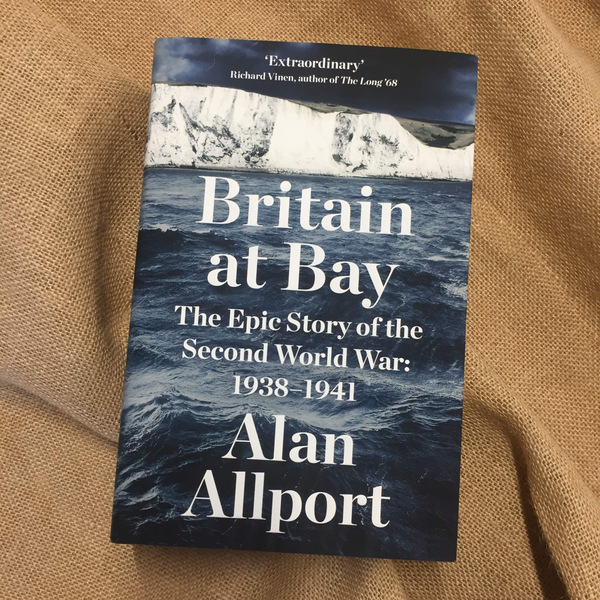 Бумажная книга «Britain at Bay», автор Алан Оллпорт - фото №1