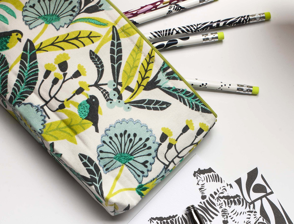 Бумажная книга «Avian Tropics Handmade Embroidered Pouch» - фото №1