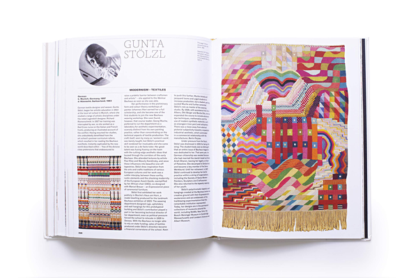 Бумажная книга «Women in Design. From Aino Aalto to Eva Zeisel», авторов Шарлотта Филл, Клементина Филл - фото №1