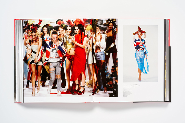 Бумажная книга «Catwalking. Photographs by Chris Moore», автор Александр Фьюри - фото №1