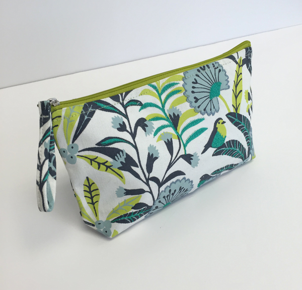 Бумажная книга «Avian Tropics Handmade Embroidered Pouch» - фото №1