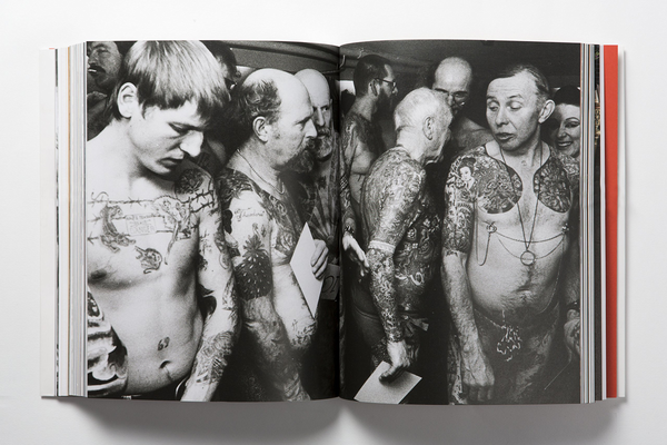 Бумажная книга «100 Years of Tattoos», автор Дэвид Маккомб - фото №1