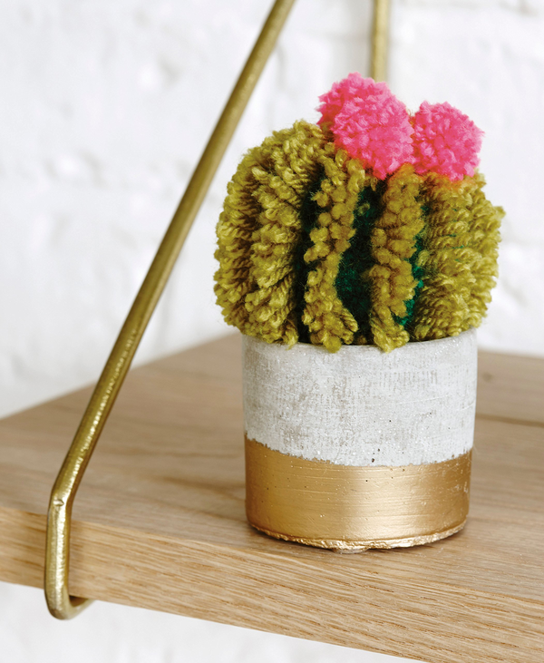 Бумажная книга «Pompomania: 30 cute and characterful pompoms», автор Кристин Лич - фото №1