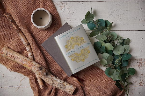 Паперова книга «A Song and A Prayer», авторів Лоретта Лінн, Кім Маклін - фото №1