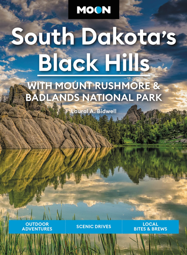 Бумажная книга «Moon South Dakota's Black Hills. With Mount Rushmore & Badlands National Park», автор Лорал Бидуэлл - фото №1