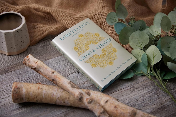 Паперова книга «A Song and A Prayer», авторів Лоретта Лінн, Кім Маклін - фото №1