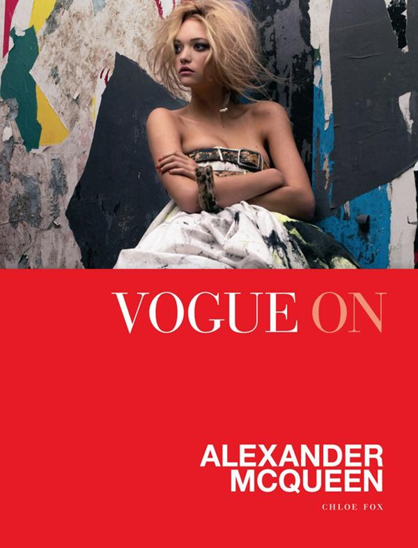 Бумажная книга «Vogue on: Alexander McQueen», автор Хлоя Фокс - фото №1