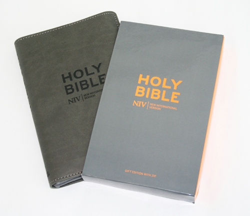 Паперова книга «NIV Pocket Charcoal Soft-tone Bible with Zip», автор New International Version - фото №1