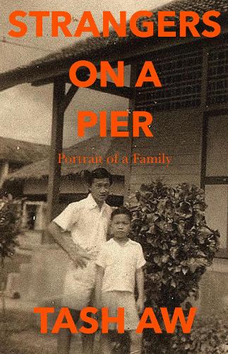 Бумажная книга «Strangers on a Pier: Portrait of a Family», автор Таш Ау - фото №1