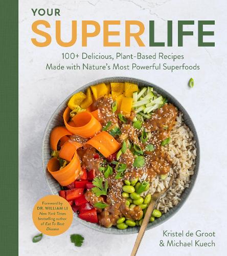 Бумажная книга «Your Super Life: 100+ Delicious, Plant-Based Recipes Made with Nature's Most Powerful Superfoods», авторов Кристель де Грут, Майкл Куэч - фото №1