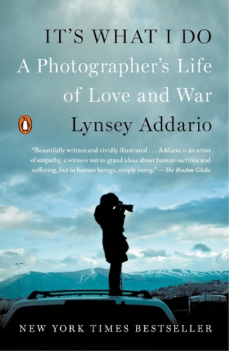 Бумажная книга «It's What I Do: A Photographer's Life of Love and War», автор Линси Аддарио - фото №1