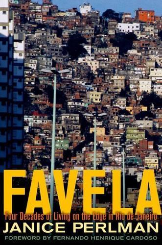 Бумажная книга «Favela: Four Decades of Living on the Edge in Rio de Janeiro», автор Дженис Перлман - фото №1