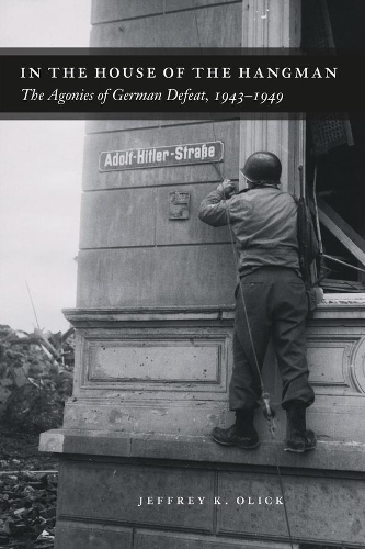 Бумажная книга «In the House of the Hangman: The Agonies of German Defeat, 1943-1949», автор Джеффри К. Олик - фото №1