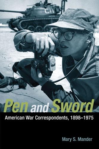 Паперова книга «Pen and Sword: American War Correspondents, 1898-1975», автор Мері С. Мандер - фото №1