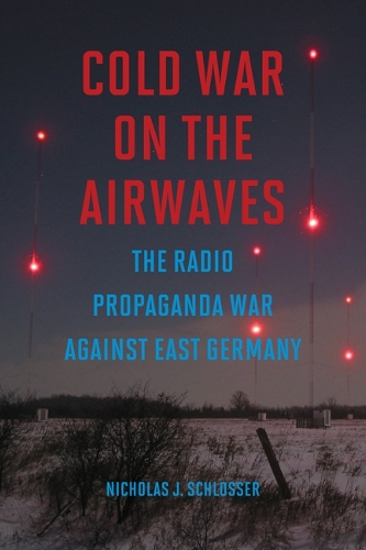 Бумажная книга «Cold War on the Airwaves: The Radio Propaganda War against East Germany», автор Николас Дж. Шлоссер - фото №1