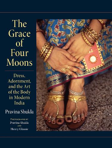 Бумажная книга «The Grace of Four Moons: Dress, Adornment, and the Art of the Body in Modern India», автор Правина Шукла - фото №1