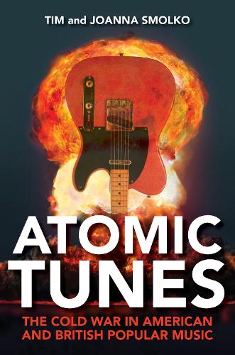 Бумажная книга «Atomic Tunes: The Cold War in American and British Popular Music», авторов Джоанна Смолко, Тим Смолко - фото №1