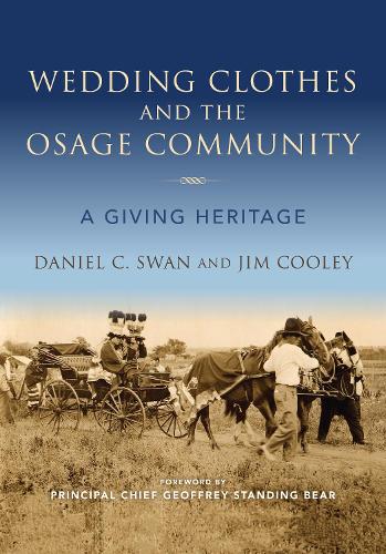 Паперова книга «Wedding Clothes and the Osage Community: A Giving Heritage», автор Деніел К. Свон - фото №1