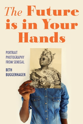 Бумажная книга «The Future Is in Your Hands – Portrait Photography from Senegal», автор Бет А. Баггенхаген - фото №1