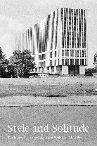 Бумажная книга «Style and Solitude: The History of an Architectural Problem», автор Мари Хваттум - фото №1