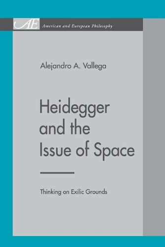 Бумажная книга «Heidegger and the Issue of Space: Thinking on Exilic Grounds», автор Алехандро А. Вальега - фото №1