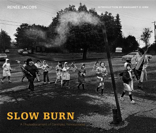 Паперова книга «Slow Burn: A Photodocument of Centralia, Pennsylvania», автор Рене Джейкобс - фото №1