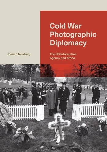 Бумажная книга «Cold War Photographic Diplomacy: The US Information Agency and Africa», автор Даррен Ньюбери - фото №1