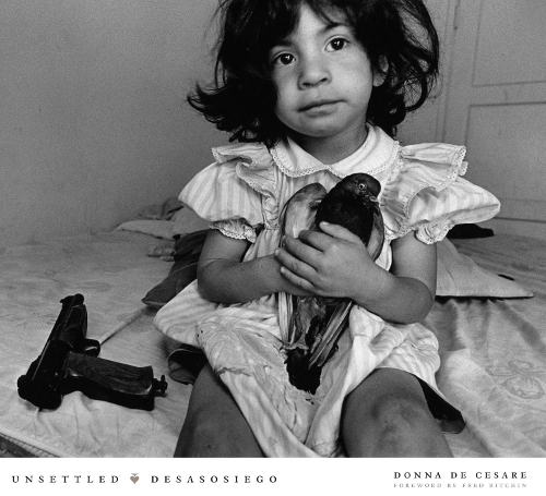 Бумажная книга «Unsettled/Desasosiego: Children in a World of Gangs/Los niños en un mundo de las pandillas», автор Донна Де Чезаре - фото №1