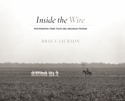 Бумажная книга «Inside the Wire: Photographs from Texas and Arkansas Prisons», автор Брюс Джексон - фото №1