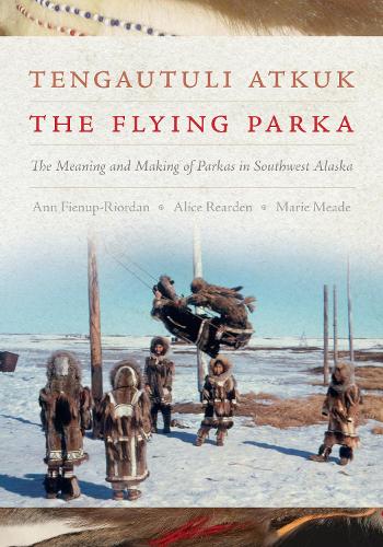 Бумажная книга «Tengautuli Atkuk / The Flying Parka: The Meaning and Making of Parkas in Southwest Alaska», авторов Элис Рирден, Энн Фиенуп-Риордан, Мари Мид - фото №1