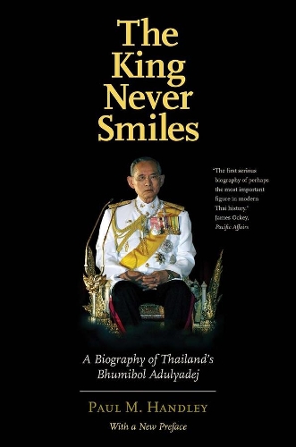 Бумажная книга «The King Never Smiles: A Biography of Thailand's Bhumibol Adulyadej», автор Пол М. Хэндли - фото №1