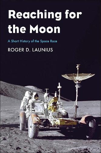 Бумажная книга «Reaching for the Moon: A Short History of the Space Race», автор Роджер Д. Лауниус - фото №1