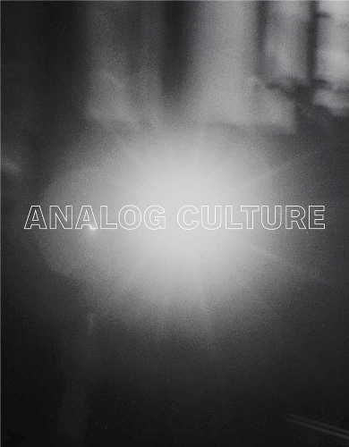 Бумажная книга «Analog Culture: Printer's Proofs from the Schneider/Erdman Photography Lab, 1981–2001», авторов Дебора Белл, Гэри Шнайдер, Джеймс Кейсбер, Дженнифер Квик, Джессика Уильямс, Джон Шнабель, Лорна Симпсон, Роберт Г. Эрдманн, Роберт Гобер, Робин Келси - фото №1