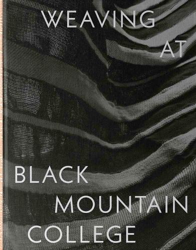 Паперова книга «Weaving at Black Mountain College: Anni Albers, Trude Guermonprez, and Their Students», авторів Джулі Дж. Томсон, Майкл Беггс - фото №1