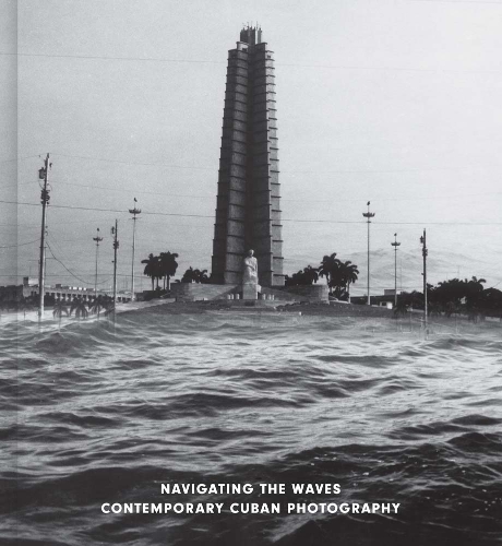 Бумажная книга «Navigating the Waves: Contemporary Cuban Photography», авторов Малкольм Дэниел, Ракель Каррера - фото №1