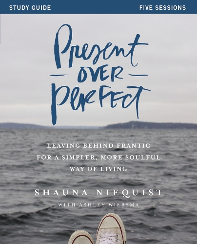 Бумажная книга «Present Over Perfect Study Guide: Leaving Behind Frantic for a Simpler, More Soulful Way of Living», автор Шона Никвист - фото №1