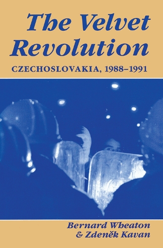 Паперова книга «The Velvet Revolution: Czechoslovakia, 1988-1991», авторів Бернард Вітон, Зденек Каван - фото №1