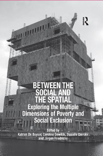 Бумажная книга «Between the Social and the Spatial: Exploring the Multiple Dimensions of Poverty and Social Exclusion», авторов Юрген Фридрихс, Катриен де Бойзер - фото №1