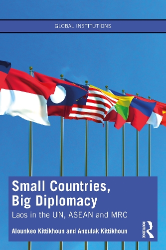 Бумажная книга «Small Countries, Big Diplomacy: Laos in the UN, ASEAN and MRC», авторов Алункео Киттихун, Анулак Киттихун - фото №1