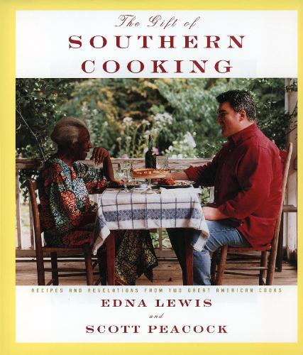 Бумажная книга «The Gift of Southern Cooking: Recipes and Revelations from Two Great American Cooks: A Cookbook», авторов Эдна Льюис, Скотт Пикок - фото №1