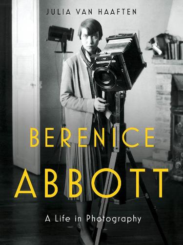 Бумажная книга «Berenice Abbott: A Life in Photography», автор Джулия Ван Хаафтен - фото №1