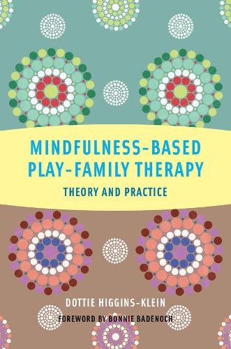 Бумажная книга «Mindfulness-Based Play-Family Therapy: Theory and Practice», автор Дотти Хиггинс-Кляйн - фото №1
