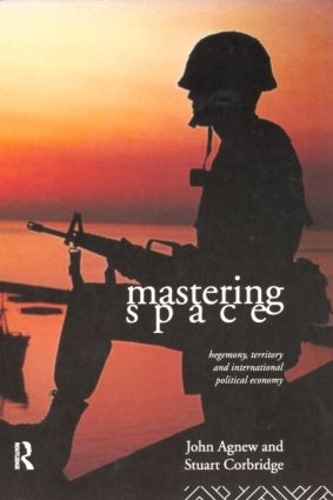 Бумажная книга «Mastering Space: Hegemony, Territory and International Political Economy», авторов Джон Агнью, Стюарт Кробридж - фото №1
