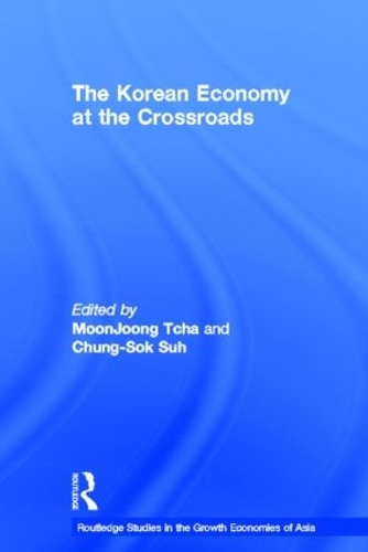 Бумажная книга «The Korean Economy at the Crossroads: Triumphs, Difficulties and Triumphs Again», авторов Чунг Сок Сух, Мун Чжун Ча - фото №1