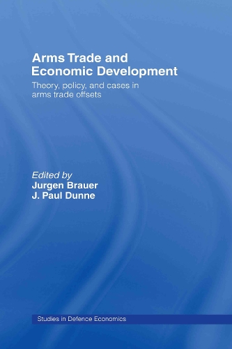 Бумажная книга «Arms Trade and Economic Development: Theory, Policy and Cases in Arms Trade Offsets», авторов Юрген Брауэр, Пол Данн - фото №1