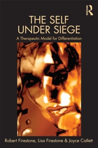 Бумажная книга «The Self Under Siege: A Therapeutic Model for Differentiation», авторов Джойс Кэтлетт, Лиза Файерстоун, Роберт В. Файерстоун - фото №1