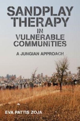 Паперова книга «Sandplay Therapy in Vulnerable Communities: A Jungian Approach», автор Єва Паттіс Зоя - фото №1